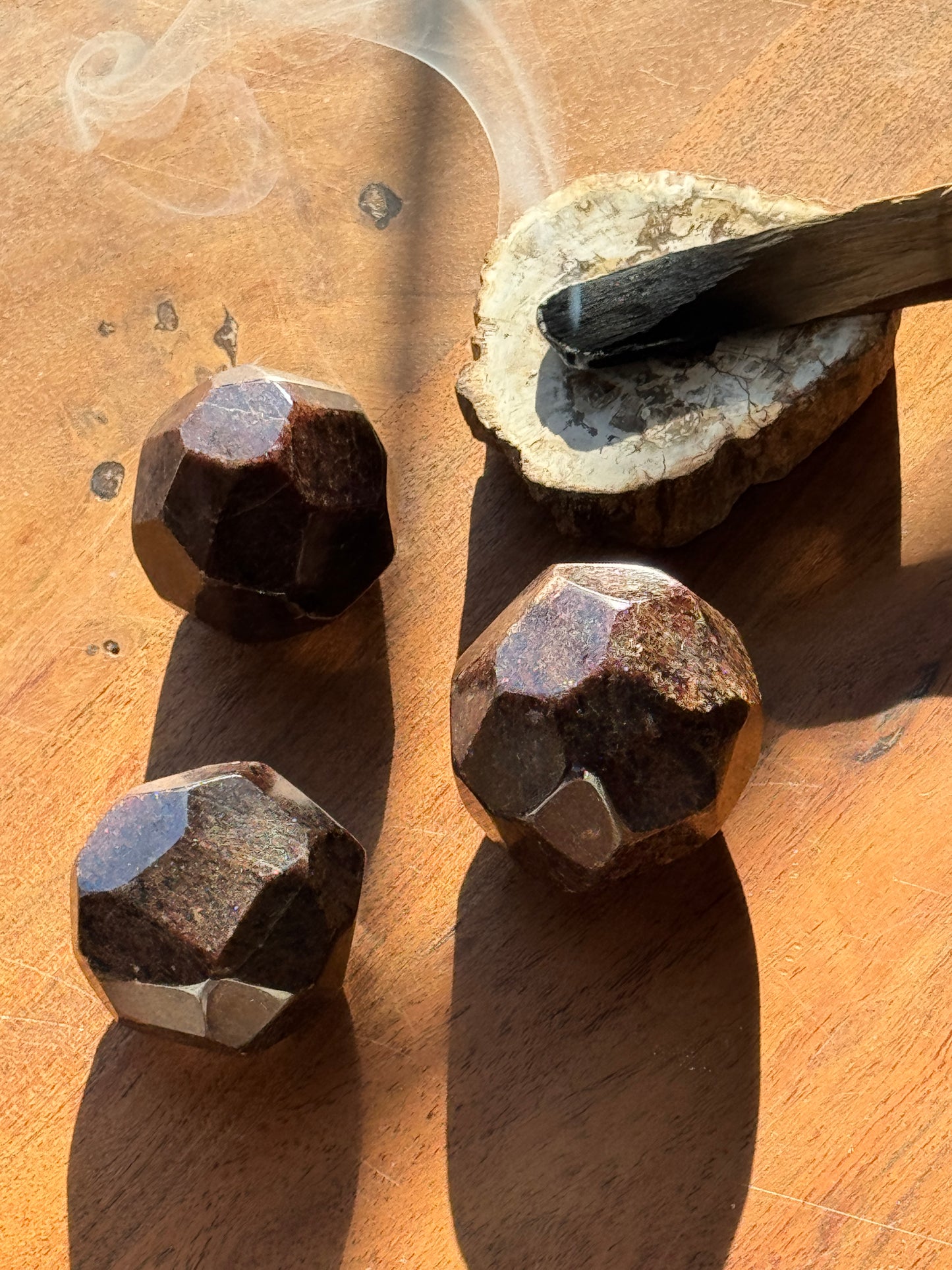 Faceted Garnet – Grounded Fire
Deep. Rooted. Magnetic.