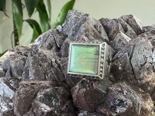 Square Labradorite Ring – Mystic Wizard Edition 🧙‍♀️🔮
Size 8