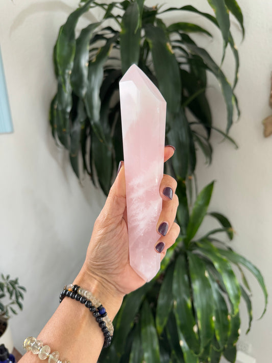 🌸 Rose Quartz Wand – 420g of Pure Love Energy
