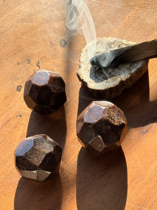 Faceted Garnet – Grounded Fire

Deep. Rooted. Magnetic.