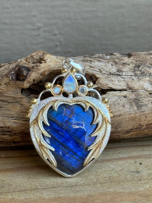 The Crowned Heart – Labradorite & Moonstone